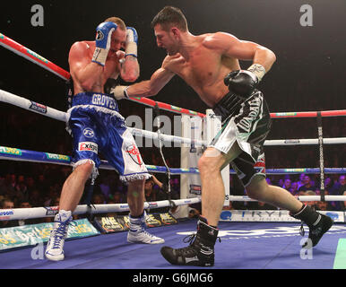 Boxe - WBA et IBF Super Middlewhuit titre - Carl Froch v George Groves - téléphones 4u Arena.Carl Froch (à droite) poinçons George Groves pendant le combat de WBA et de titre de l'IBF Super Middlewhuit au Phone 4u Arena, Manchester. Banque D'Images