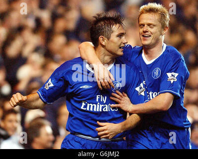 Frank Lampard, de Chelsea (à gauche), célèbre avec son coéquipier Damien Duff, après avoir marquant le troisième but contre Newcastle United avec une pénalité lors de son match de First ership de FA Barclaycard au stade Stamford Bridge de Chelsea à Londres. Chelsea a gagné 5-0. Banque D'Images