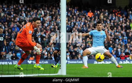 Football - Barclays Premier League - Manchester City / Tottenham Hotspur - Etihad Stadium.Sergio Aguero, de Manchester City, marque le troisième but du match Banque D'Images