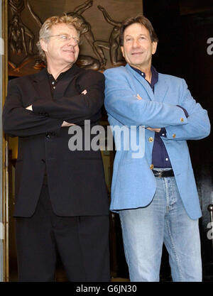 Jerry Springer (à gauche), le légendaire animateur de tchat-show, avec l'acteur Michael Brandon (qui joue Jerry Springer), pose pour les photographes devant le Cambridge Theatre à l'ouest de Londres, avant la première de l'opéra culte dans l'ouest. Banque D'Images