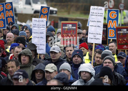 Les travailleurs du site de Sellafield sont en grève à la centrale nucléaire de Cumbria. Le président de la société de retraitement nucléaire BNFL a annoncé qu'il allait démissionner, quelques heures avant que les travailleurs de la société n'entremettent aujourd'hui leur première grève en 26 ans. Banque D'Images