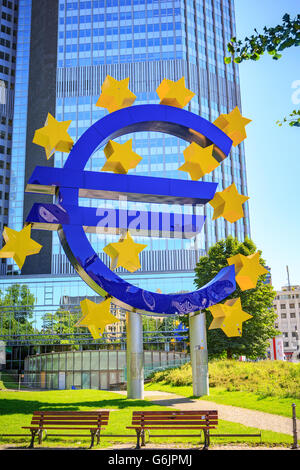 Francfort sur le Main, ALLEMAGNE - circa 2016, juin : Euro Sculpture en face de l'Eurotower dans la ville de Francfort sur le Main, Ge Banque D'Images