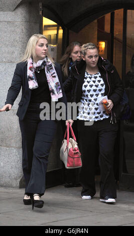 Aimee West (à gauche) le fiancé de Fusilier Lee Rigby et de sa sœur Sara McClure (à droite), quittent le Old Bailey pendant le procès de Michael Adebolajo, 28 ans, et de Michael Adebowale, 22 ans, qui sont accusés de son meurtre. Banque D'Images