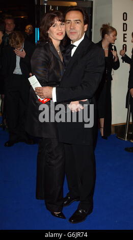 13 DÉCEMBRE: L'acteur Robert Lindsay et Rosemary Ford arrivent pour le Royal film Performance 2003 - une projection caritative du nouveau film Master & Commander : Far Side of the World à Odeon Leicester Square dans le centre de Londres. Banque D'Images