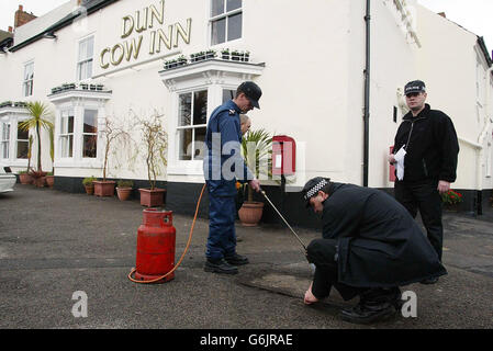 Les agents de sécurité vérifient les drains à l'extérieur du Dunn Cow Inn Sedgefield, tandis que le Premier ministre britannique Tony Blair et le président Bush pourraient prendre le déjeuner dans les locaux pendant la semaine. La plus grande opération de sécurité jamais montée en Grande-Bretagne pour un chef d'État en visite se prépare, avant l'arrivée controversée du président Bush à Londres ce soir. Banque D'Images