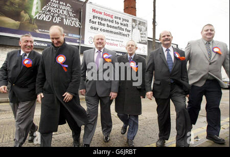 David Ervine (deuxième à droite), dirigeant du Parti unioniste progressiste, avec ses collègues (de gauche à droite) Andrew Park, Billy Hutchinson, Tom Morrow, Hugh Smyth et Roy Reid lors du lancement d'une affiche électorale à Belfast, en Irlande du Nord. Banque D'Images