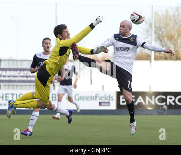 Nicky Law des Rangers et Michael McGovern, gardien de but de Falkirk, lors du quatrième match de la coupe d'Écosse William Hill au stade Falkirk, à Falkirk. Banque D'Images