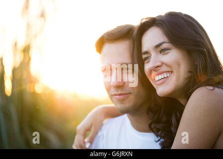 Couple de passer du temps ensemble à l'extérieur Banque D'Images