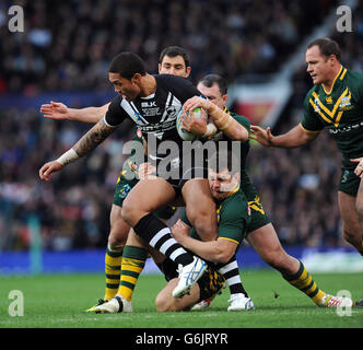 Le Manu Vatuvei de Nouvelle-Zélande est attaqué par une défense australienne forte lors de la finale de la coupe du monde de rugby à XV à Old Trafford, Manchester. Banque D'Images