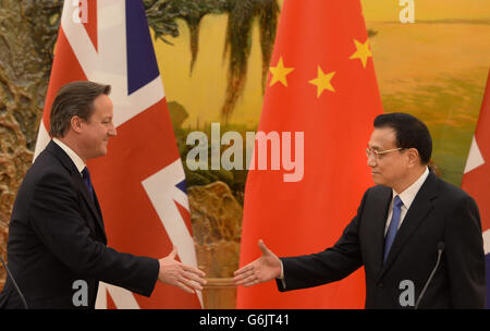 Le Premier ministre David Cameron assiste à une conférence de presse avec le Premier ministre chinois Li Keqiang au Grand Hall du peuple. M. Cameron est en Chine pour une visite de trois jours dans la capitale, Shanghai et Chengdu avec une délégation d'affaires forte de 120. Banque D'Images