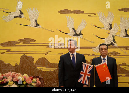 Le Premier ministre David Cameron assiste à une conférence de presse avec le Premier ministre chinois Li Keqiang au Grand Hall du peuple. M. Cameron est en Chine pour une visite de trois jours dans la capitale, Shanghai et Chengdu avec une délégation d'affaires forte de 120. Banque D'Images