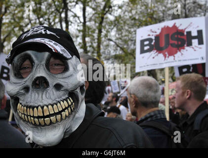 Les manifestants se rassemblent pour le début du rassemblement anti-Bush à Malet Street, dans le centre de Londres.Pendant ce temps, des milliers de manifestants se sont rassemblés sur Trafalgar Square avant la marche. Banque D'Images