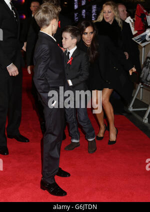 Victoria Beckham avec ses enfants Romeo (à gauche) et Cruz arrivant pour la première mondiale du film documentaire The Class of 92 - détaillant l'ascension et la superstar sportive de six jeunes footballeurs talentueux de Manchester United,Couvrant la période 1992-1999 et ayant culminé avec le triomphe de la coupe d'Europe de Manchester Uniteds - à l'Odeon West End à Leicester Square, dans le centre de Londres. Banque D'Images