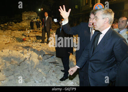 Le secrétaire britannique aux Affaires étrangères Jack Straw visite les lieux de la dévastation devant le consulat britannique à Istanbul, en Turquie, après qu'une bombe ait tué dix personnes plus tôt aujourd'hui, y compris le consul général Roger Short. Banque D'Images