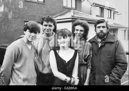 La famille Grant du dernier feuilleton de TV, Brookside, qui sera lancé sur Channel four le mois prochain. Les acteurs rencontraient la presse aujourd'hui au cul-de-sac à Croxteth Park, Liverpool, qui a été repris pour la série deux fois par semaine. Les membres de la famille Grant sont Simon O'Brien (Damion), Paul Usher (Barry), Shelagh O'Hara (Karen), Sue Johnston (Sheila) et l'ancien ouvrier du bâtiment Eric Tomlinson, Robert Grant. Banque D'Images