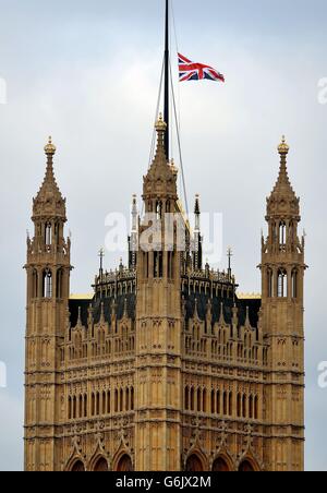 Le drapeau syndical vole en Berne au-dessus des chambres du Parlement, dans le centre de Londres, en hommage à Nelson Mandela, l'ancien président de l'Afrique du Sud, après la nouvelle qu'il était décédé hier soir après une longue maladie. Banque D'Images