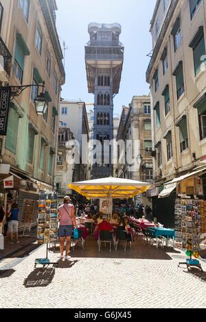 L'Elevador de Santa Justa conçu par Raoul Mesnier du Ponsard, vu de la rue de Santa Justa à Lisbonne, Portugal. Banque D'Images