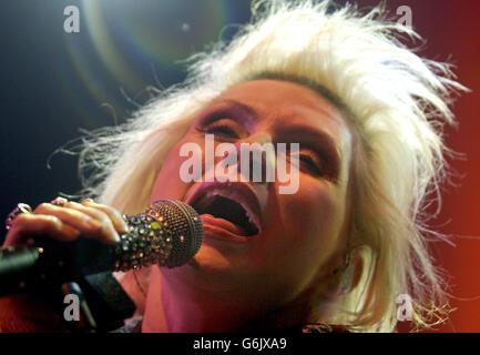 La chanteuse Debbie Harry de Blondie joue en concert à Shepherds Bush Empire, dans l'ouest de Londres. Le groupe fait la promotion de son album Greatest Hits. Banque D'Images