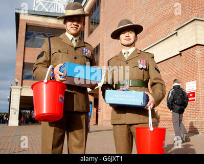 Ghurka Poppy vendeurs à l'extérieur du stade de lumière avant le match Barclays Premier League Sunderland / Manchester City au stade de la lumière, Sunderland Banque D'Images