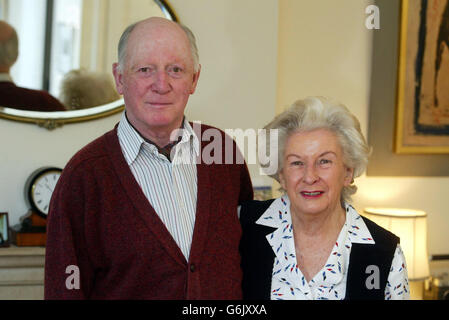 Colin Foale et son épouse Mary, les parents de l'astronaute britannique Michael Foale, se détendent chez eux à Cambridge, après que leur fils ait fait un tir de fusée russe à la Station spatiale internationale. L'équipage, qui comprend un russe et un espagnol, a été lancé ce matin à 6h38 BST dans une fusée russe Soyouz du Kazakhstan, avec Foale devant passer les six prochains mois à bord du complexe de recherche à effectuer des travaux de maintenance et des études scientifiques. Banque D'Images