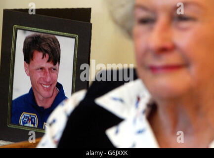 Mary Foale, la mère de l'astronaute britannique Michael Foale (photographié derrière), se détend chez elle à Cambridge, le samedi 18 octobre 2003, après que son fils se soit arrêté à bord d'une fusée russe pour se rendre à la Station spatiale internationale. L'équipage, qui comprend un russe et un espagnol, a été lancé ce matin à 6h38 BST dans une fusée russe Soyouz du Kazakhstan, avec Foale devant passer les six prochains mois à bord du complexe de recherche à effectuer des travaux de maintenance et des études scientifiques. Banque D'Images