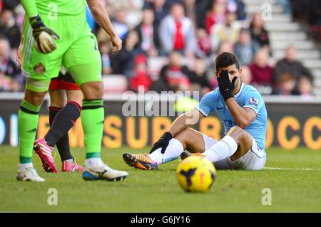 Football - Barclays Premier League - Sunderland / Manchester City - Stade de lumière.Sergio Aguero, de Manchester City, a manqué une chance sur le but alors qu'il est assis sur le terrain Banque D'Images