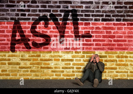 Demandeur d'asile assis devant un mur avec drapeau allemand et l'écriture de l'asile, la tête dans ses mains, Computer Graphic Banque D'Images