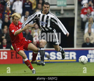 Gary Speed (R) de Newcastle combat avec Gaizka Mendieta de Middlesbrough lors de leur match Barclaycard Premiership au stade Riverside, à Middlesbrough. Banque D'Images