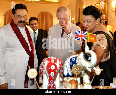 Le Prince de Galles (au centre) est présenté avec un gâteau d'anniversaire surmonté de trois éléphants, par le Président du Sri Lanka Mahinda Rajapaksa (à gauche) et son épouse Shiranthi (à droite) au Palais des Présidents à Colombo, au Sri Lanka, Pendant le huitième jour d'une excursion de onze jours en Inde et au Sri Lanka. Banque D'Images