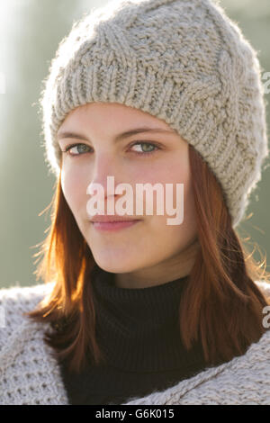 Jeune femme portant un bonnet de laine et d'un cardigan Banque D'Images