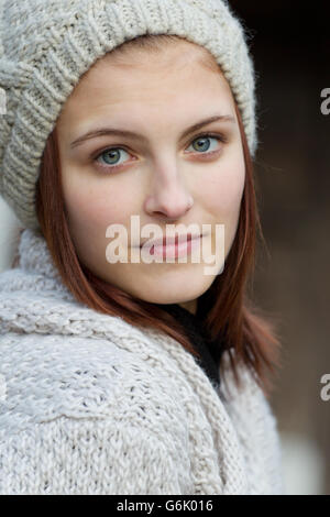 Jeune femme portant un bonnet de laine et d'un cardigan Banque D'Images