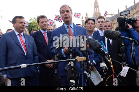 Leader de l'UKIP Nigel Farage parle aux médias sur College Green à Westminster, Londres, après la Grande-Bretagne a voté à quitter l'Union européenne dans un référendum historique qui a jeté dans le désarroi politique de Westminster et a envoyé le livre tumbling sur les marchés mondiaux. Banque D'Images