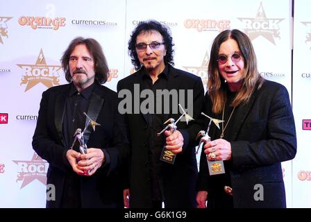 (De gauche à droite) Geezer Butler, Tommy Iommi et Ozzy Osbourne du Black Sabbath avec leur prix de l'album de l'année pour 13, le prix de l'événement de l'année et de la légende vivante au Classic Rock Roll of Honor au Roundhouse, Camden, Londres. Banque D'Images