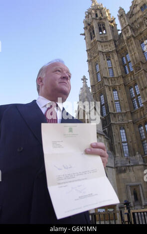 L'ancien whip conservateur, Derek Conway, arrive à la Chambre des communes de Londres, dans une lettre demandant un vote de confiance envers le chef du Parti Iain Duncan Smith. M. Conway qui a dit qu'il était confiant qu'il n'était pas le premier député à écrire au président de la Commission de l'arrière-ban 1922 Sir Michael Spicer demandant un vote, Est devenu le premier député conservateur à remettre publiquement une telle lettre dans un mouvement qui pourrait aider à déclencher un concours de leadership. Banque D'Images