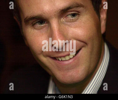 Le capitaine d'Angleterre Michael Vaughan, prend la parole lors d'une conférence de presse, après son arrivée à l'hôtel d'équipe de Chittagong avant le deuxième test contre le Bangladesh. Banque D'Images