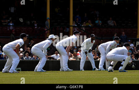 (À partir de la gauche) Alastair Cook, Graeme Swann, Boyd Rankin, Michael Carberry, Ian Bell et Johnny Bairstow se sont mis sur les terrains lors d'un match international au Sydney Cricket Ground, Sydney. Banque D'Images