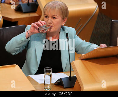 Johann Lamont, chef travailliste écossais, lors des questions des premiers ministres au Parlement écossais à Édimbourg. Banque D'Images