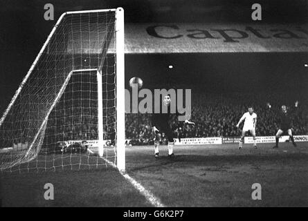 Barrie Jones (r) lève les bras en triomphe alors qu'il voit son tir entrer sur le net pour donner à Cardiff le premier but gagnant de la première partie du match quart de finale de la coupe des vainqueurs de la coupe d'Europe contre Moscou Torpedo à Ninian Park, Cardiff. Banque D'Images