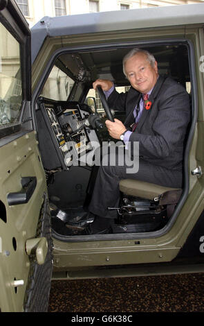 Le ministre des achats de défense Lord Bach lors du lancement des forces de défense britanniques à la caserne Wellington qui a reçu un coup de pouce de 166 millions avec l'annonce qu'il aura 401 nouveaux véhicules de commande pour remplacer les Land Rover existants d'ici 2006. Lord Bach a déclaré que le gouvernement avait signé un contrat avec Alvis Vickers Ltd, qui fabriquera le nouveau futur véhicule de commandement et de liaison (FCLV). Banque D'Images