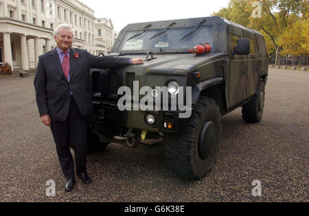 Le ministre des achats de défense Lord Bach lors du lancement des forces de défense britanniques à la caserne Wellington qui a reçu un coup de pouce de 166 millions avec l'annonce qu'il aura 401 nouveaux véhicules de commande pour remplacer les Land Rover existants d'ici 2006. Lord Bach a déclaré que le gouvernement avait signé un contrat avec Alvis Vickers Ltd, qui fabriquera le nouveau futur véhicule de commandement et de liaison (FCLV). Banque D'Images