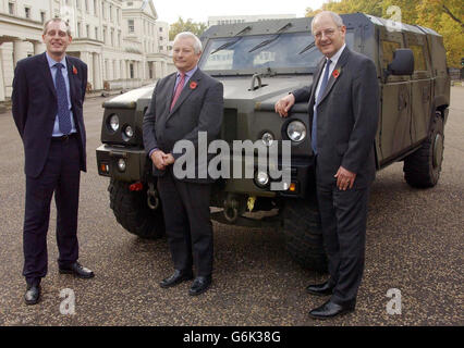 Le ministre des achats de défense Lord Bach (C) avec le député de Shropshire David Wright de Telford (L) et Peter Bradley du Wrekin,Lors du lancement des forces de défense britanniques à la caserne Wellington, qui a reçu un coup de pouce de 166 millions avec l'annonce, il aura 401 nouveaux véhicules de commande pour remplacer les Land Rover existants d'ici 2006.Lord Bach a déclaré que le gouvernement avait signé un contrat avec Alvis Vickers Ltd, qui fabriquera le nouveau futur véhicule de commandement et de liaison (FCLV). Banque D'Images