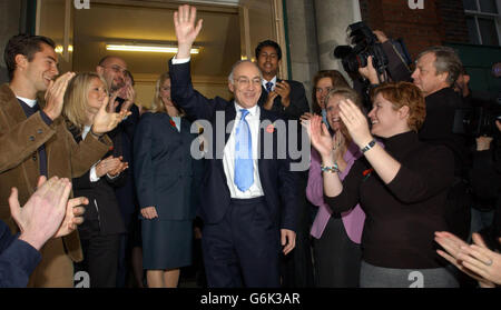 Le nouveau chef du parti conservateur, Michael Howard, arrive pour donner son discours d'acceptation aux membres du parti à Roehampton, dans le sud-ouest de Londres. Lors de sa première déclaration publique en tant que nouveau leader conservateur, il a déclaré que son approche simple était : « promettre moins, offrir plus ». M. Howard a insisté sur le fait que les gens voulaient l'équité. ' personne ne devrait être trop puissant. Pas les syndicats, pas les entreprises, pas le gouvernement, pas l'Union européenne. Hl061103 Banque D'Images