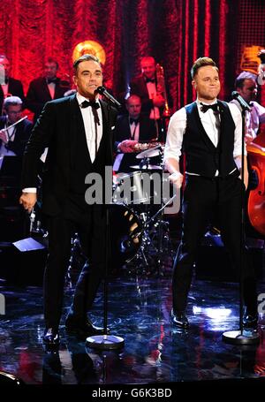 Robbie Williams et Olly Murs pendant le tournage du spectacle Graham Norton aux studios de Londres. Banque D'Images