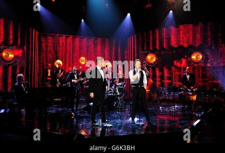 Robbie Williams et Olly Murs pendant le tournage du spectacle Graham Norton aux studios de Londres. Banque D'Images