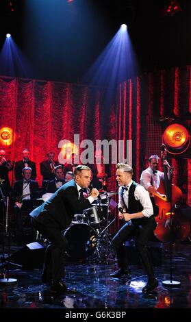 Robbie Williams et Olly Murs pendant le tournage du spectacle Graham Norton aux studios de Londres. Banque D'Images