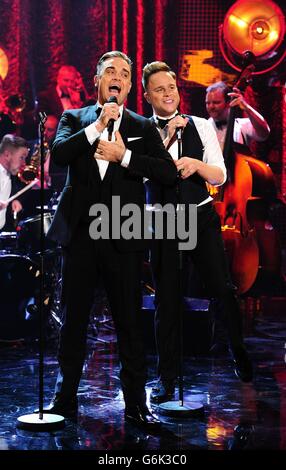 Robbie Williams et Olly Murs pendant le tournage du spectacle Graham Norton aux studios de Londres. Banque D'Images