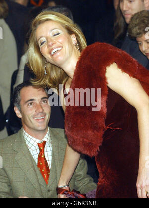 L'actrice britannique Emma Thompson (à droite) et son mari Greg Wise se sont affrontés pour les photographes alors qu'ils sont arrivés pour la première du film « Love effectivement » au théâtre Ziegfield de New York, aux États-Unis. Banque D'Images