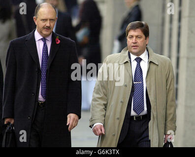 Le surintendant en chef temporaire Chris Stevens (à gauche) et l'inspecteur en chef du détective Andy Hebb arrivent à la cour criminelle d'Old Bailey, dans le centre de Londres, où le procès de Ian Huntley et de Maxine Carr a lieu. Banque D'Images