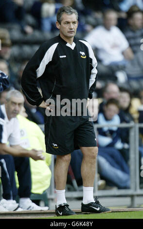 George Burley, directeur du comté de Derby, se penche sur le tirage au sort du comté de Derby en 2-2 avec Wigan Athletic, dans le match de Nationwide Division One à Pride Park, Derby.. Banque D'Images