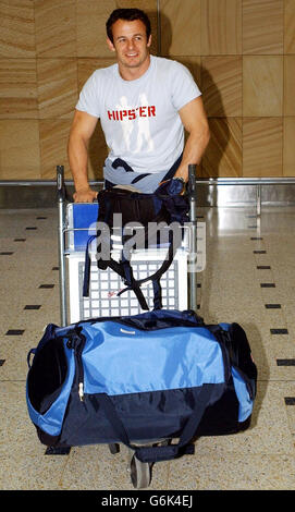 Austin Healey, joueur de rugby d'Angleterre, sourit à son arrivée à l'aéroport de Sydney, après avoir été appelé en Australie pour couvrir les blessures de l'équipe de coupe du monde d'Angleterre. Healey ne se joindra pas immédiatement à l'équipe, mais restera en Australie, alors que le personnel médical de l'Angleterre surveillera les progrès des joueurs blessés Josh Lewsey et Iain Balshaw. PAS D'UTILISATION DE TÉLÉPHONE MOBILE, LES SITES INTERNET NE PEUVENT UTILISER QU'UNE IMAGE TOUTES LES CINQ MINUTES PENDANT LE MATCH. Banque D'Images